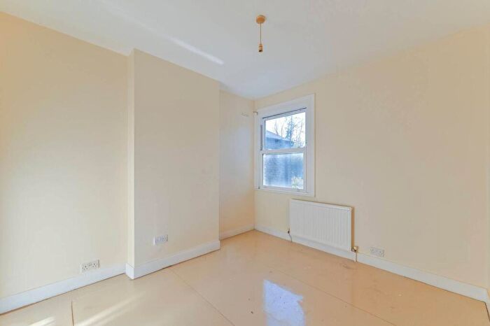 1 Bedroom Flat To Rent In Gipsy Road, West Norwood, London, SE27