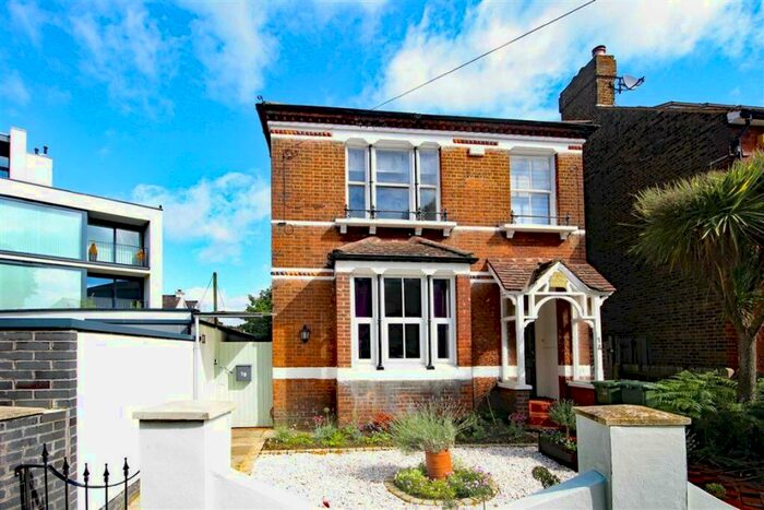 3 Bedroom Flat To Rent In Station Road, Hampton Wick, KT1