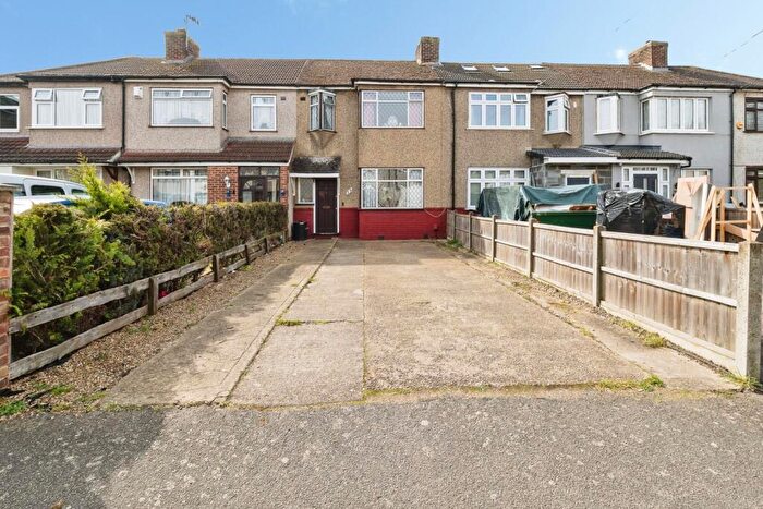 3 Bedroom Terraced House For Sale In Castle Avenue, Rainham, RM13
