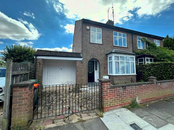3 Bedroom Semi-Detached House To Rent In St. Peters Road, Dunstable, Bedfordshire, LU5