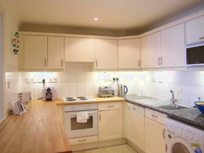 2 Bedroom Flat To Rent In Bishops Wharf House, SW11