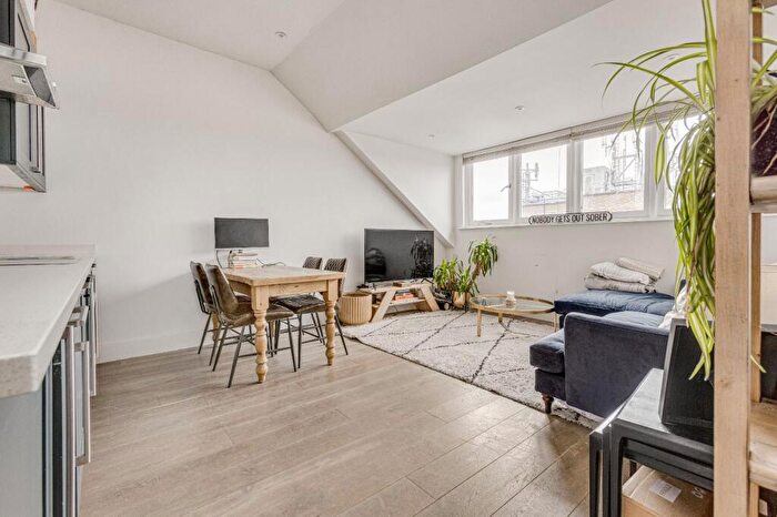 2 Bedroom Flat To Rent In Altenburg Gardens, Clapham Junction, SW11