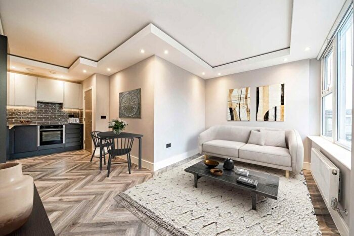 2 Bedroom Flat For Sale In Baker Street, Weybridge, KT13