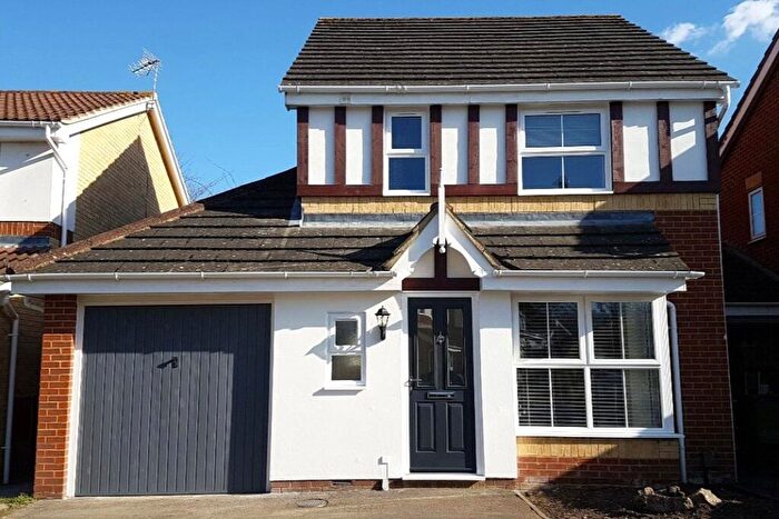 3 Bedroom Detached House For Sale In Richmond Close, Farnborough, Hampshire, GU14