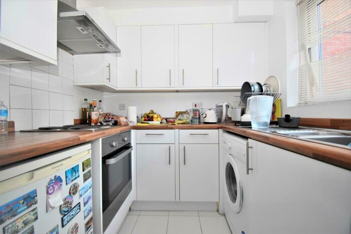 Flat To Rent In Glenville Grove London, SE8