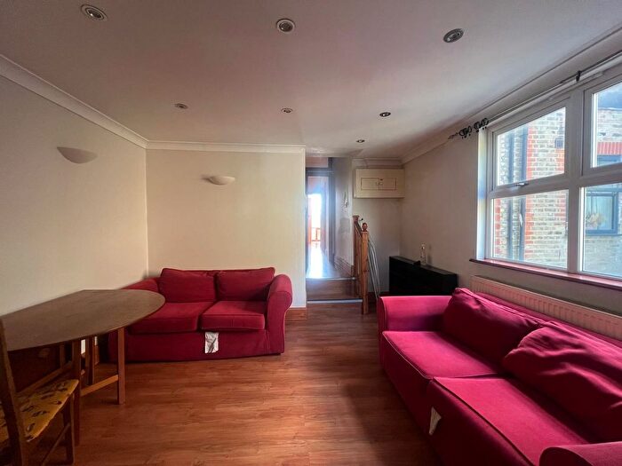 3 Bedroom Flat To Rent In Tooting Bec Road, London, SW17