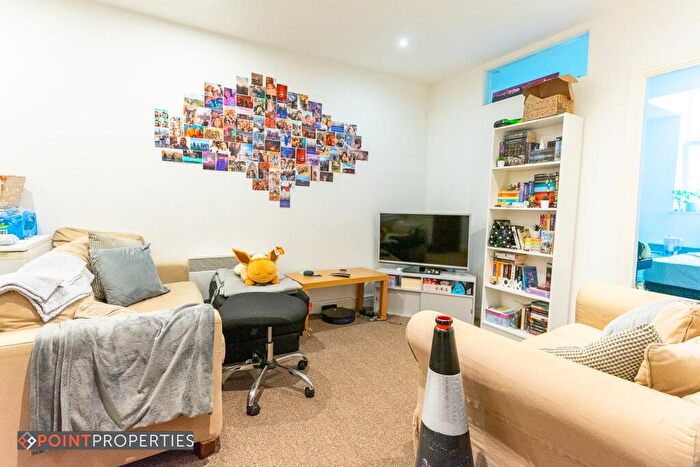 2 Bedroom Flat To Rent In Justine Mansions, Riding Street, L3