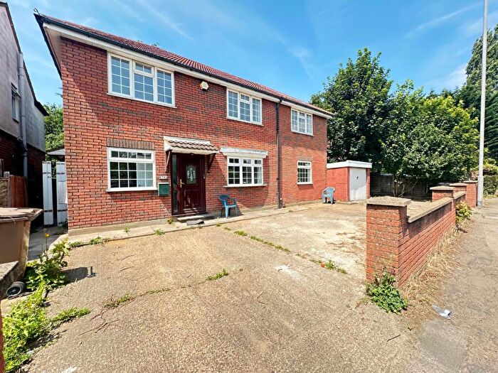 4 Bedroom Detached House To Rent In Hitchin Road, Luton, Bedfordshire, LU2
