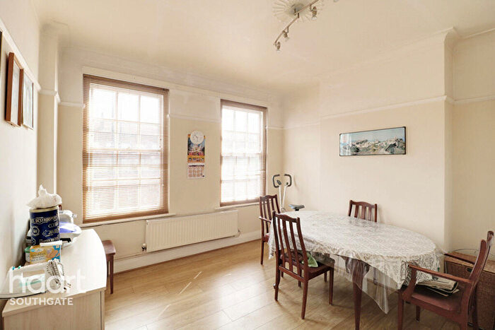 3 Bedroom Maisonette For Sale In Cockfosters Road, Barnet, EN4