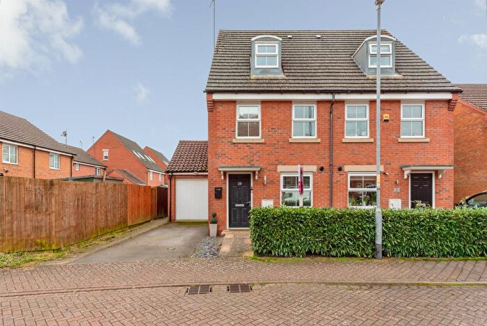 3 Bedroom Semi Detached House For Sale In Hathersage Close, Grantham, NG31