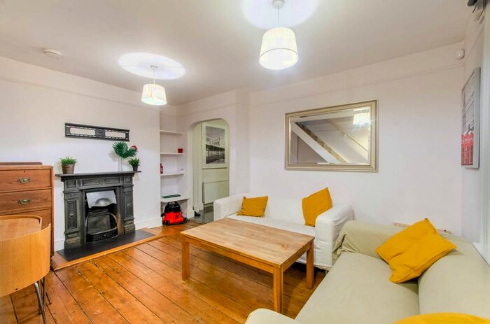 2 Bedroom Maisonette To Rent In Wellesley Road, Chiswick, W4
