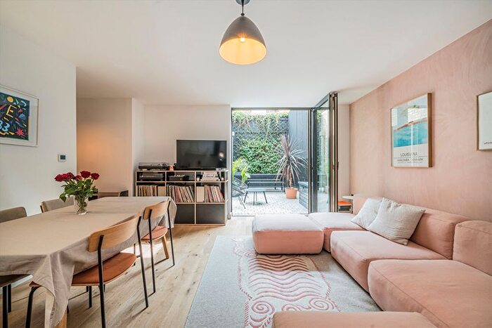 2 Bedroom Flat For Sale In Clarence Mews, Clapton, E5