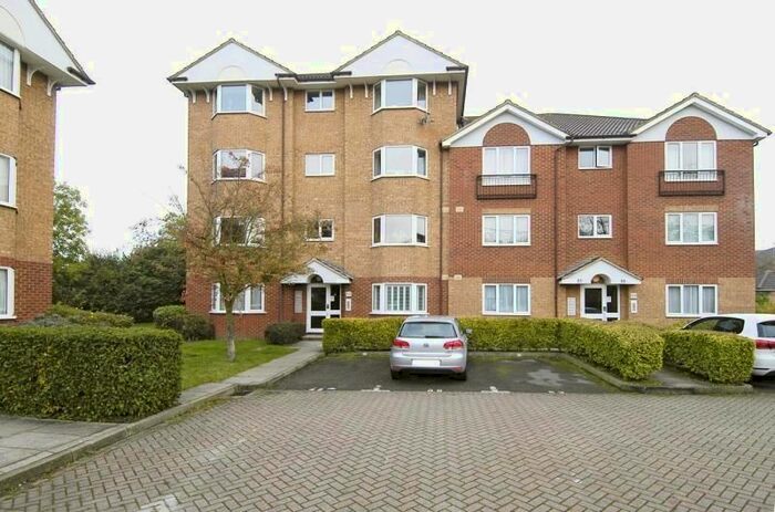 2 Bedroom Flat To Rent In Varsity Drive, Twickenham, TW1