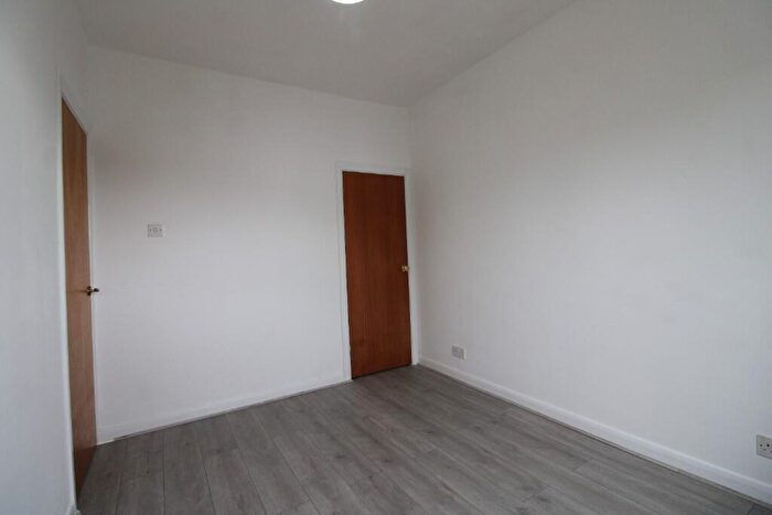 3 Bedroom Flat To Rent In Lower Addiscombe Road, Croydon, London, CR0