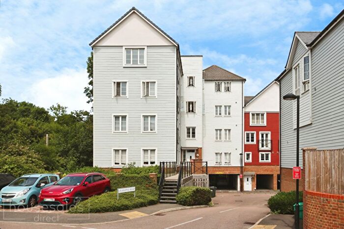 2 Bedroom Flat For Sale In Crabapple Road, Tonbridge, TN9