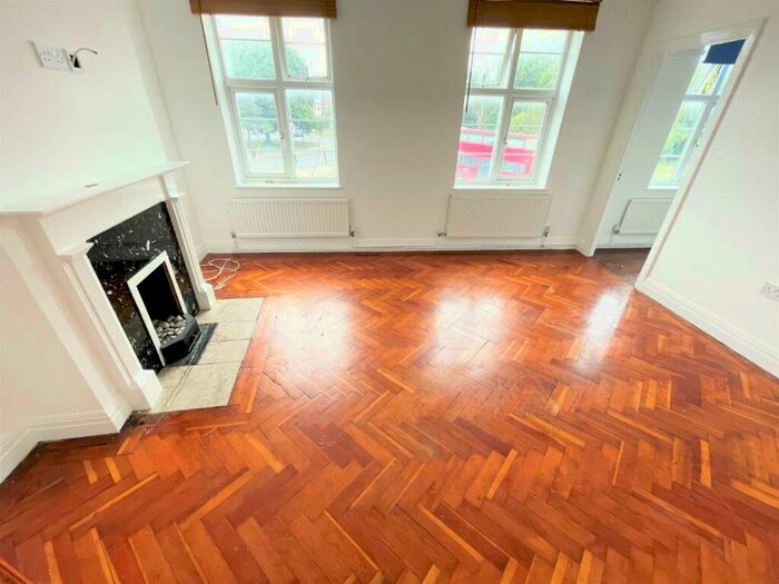 2 Bedroom Flat To Rent In The Broadway, Mill Hill, NW7