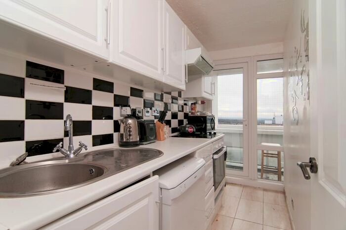 3 Bedroom Flat To Rent In Fontley Way, London, SW15