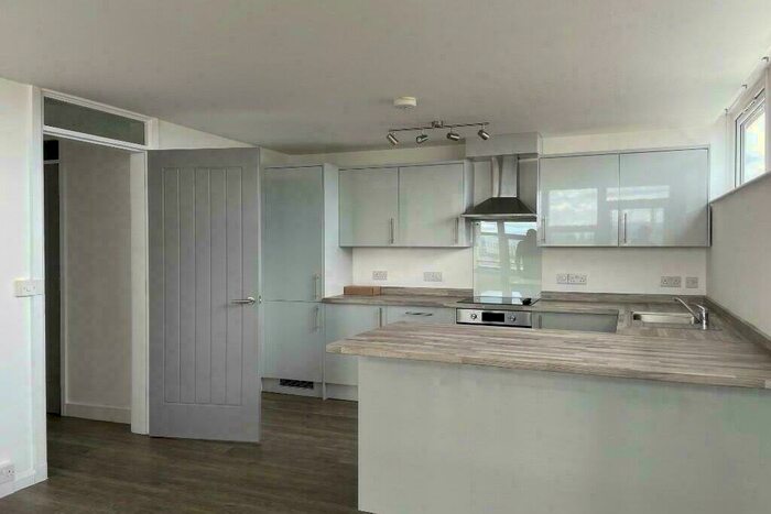 2 Bedroom Flat To Rent In Oldham Road, Manchester, Greater Manchester, M40