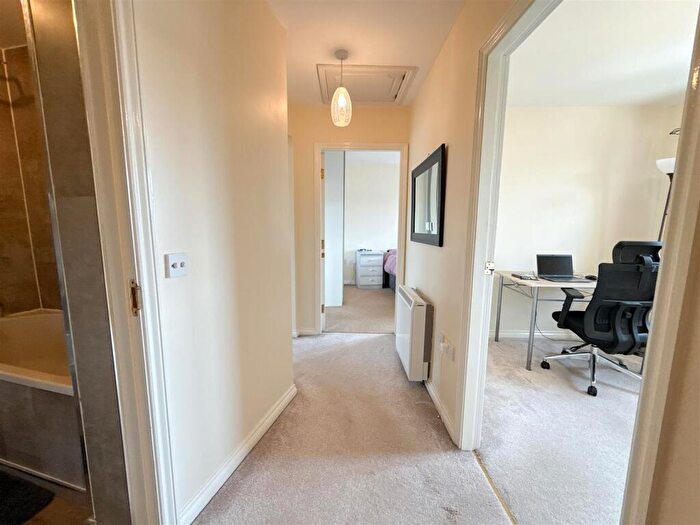 2 Bedroom Flat For Sale In Grebe Close, Dunston, Gateshead, NE11