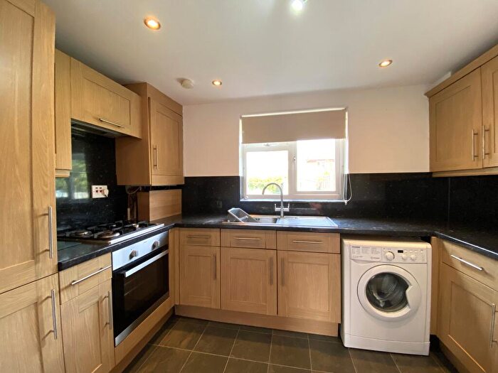 2 Bedroom Flat For Sale In Bardfield Way, Rayleigh, SS6
