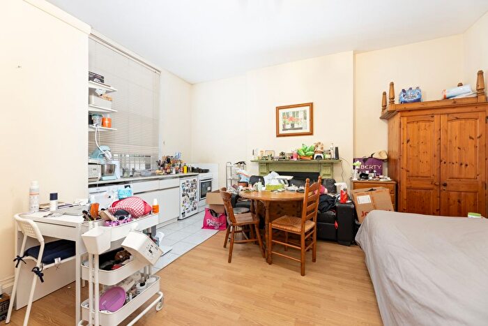 Studio To Rent In De Vere Gardens, London, W8