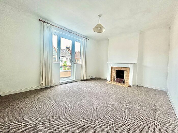 3 Bedroom Flat To Rent In Brettenham Road, London, E17