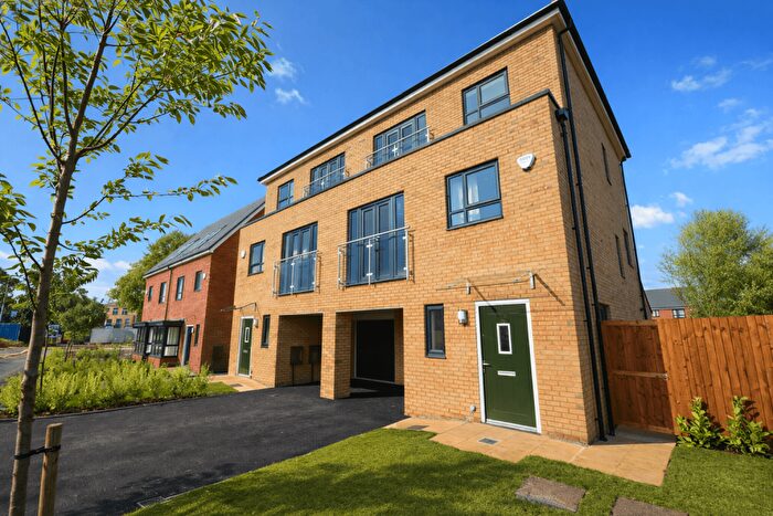 4 Bedroom Semi Detached House To Rent In Meadow Road Salford, M7