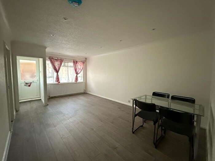 2 Bedroom Flat To Rent In Black Horse Parade High Road, Eastcote, Eastcote, Pinner, Middlesex, HA5