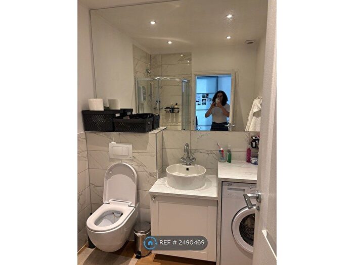 1 Bedroom Flat To Rent In Moore Park Road, London, SW6