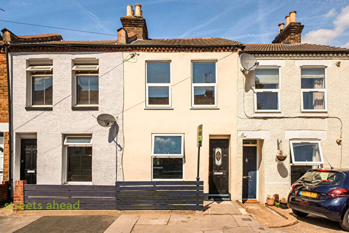 2 Bedroom Link Detached House For Sale In Borough Hill, Croydon, Surrey, CR0