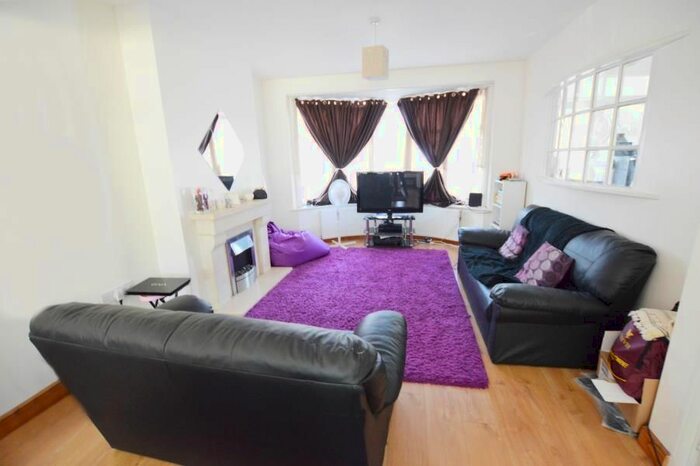 4 Bedroom Semi-Detached House To Rent In Normanshire Drive, London E4