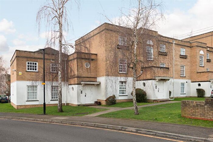 2 Bedroom Flat For Sale In Leigh Hunt Drive, London, N14