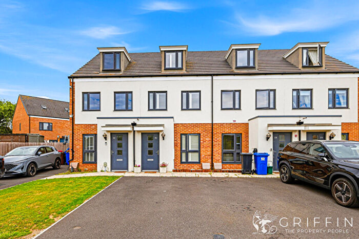 3 Bedroom Town House For Sale In Brookfield Drive, Stanford-Le-Hope, SS17