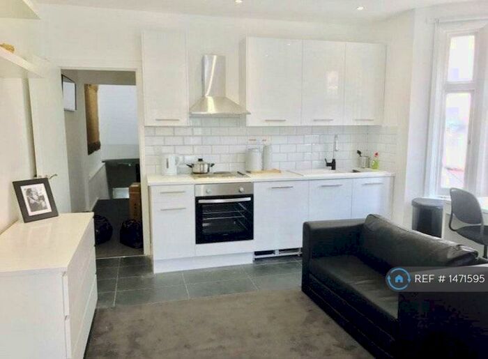 Studio To Rent In Heber Road, London, NW2