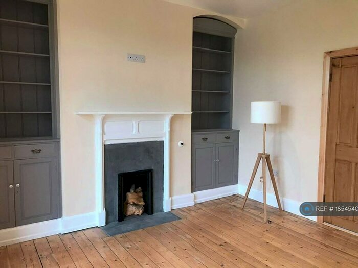 2 Bedroom Flat To Rent In Tenby Road, St. Clears, Carmarthen, SA33