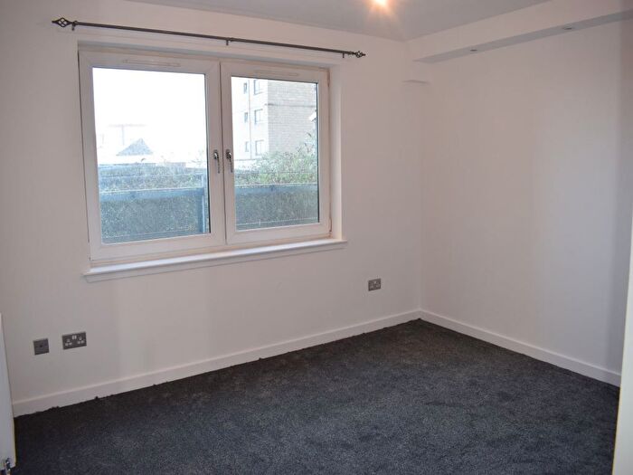 2 Bedroom Flat To Rent In Hawkhill Close, Edinburgh, EH7