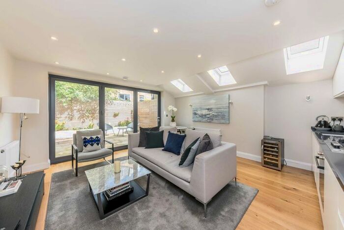 3 Bedroom Flat To Rent In Stephendale Road, London SW6