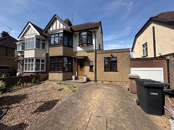 5 Bedroom Semi-Detached House For Sale In West Hill Road, Luton, LU1