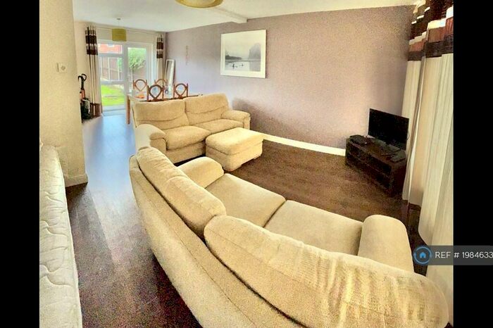 3 Bedroom Detached House To Rent In Whitworth Way, Bedford, MK45