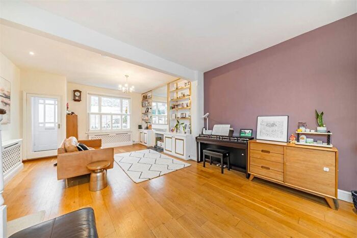4 Bedroom Property For Sale In Cross Street, Barnes, SW13