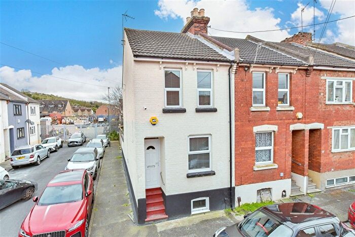 4 Bedroom End Of Terrace House For Sale In Second Avenue, Chatham, Kent, ME4