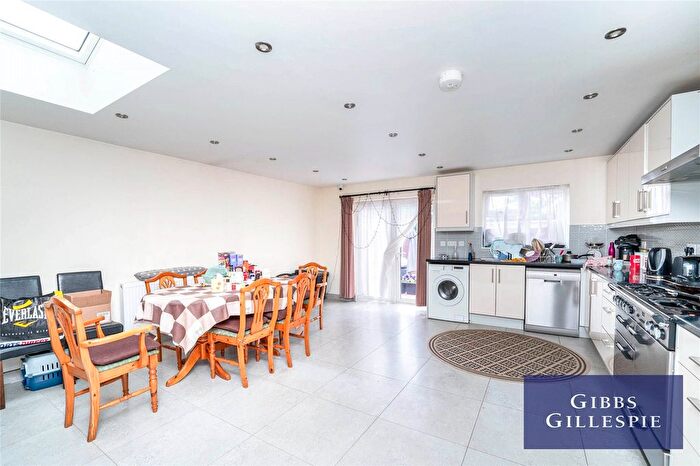 5 Bedroom Semi-detached House To Rent In Uneeda Drive, Greenford, UB6