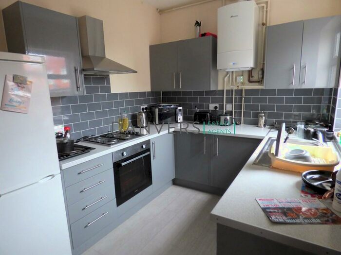 4 Bedroom End Of Terrace House To Rent In Compton Road, LE3