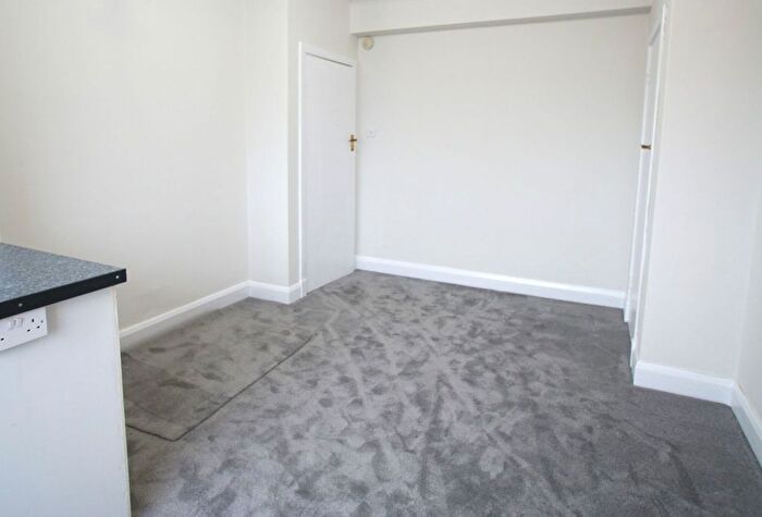 Studio To Rent In Balham High Road, London, SW17