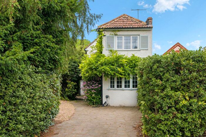 4 Bedroom Detached House For Sale In West End Lane, Esher, KT10