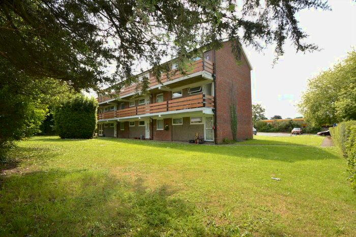 2 Bedroom Flat To Rent In New Court, Addlestone, KT15