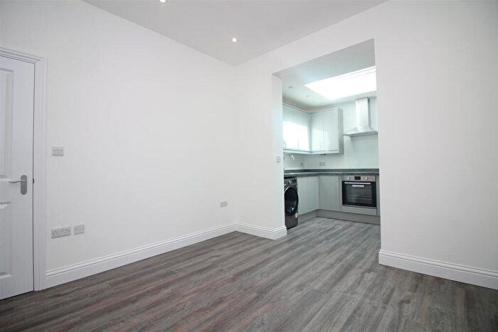 2 Bedroom Flat To Rent In Hoxton Street, London, N1