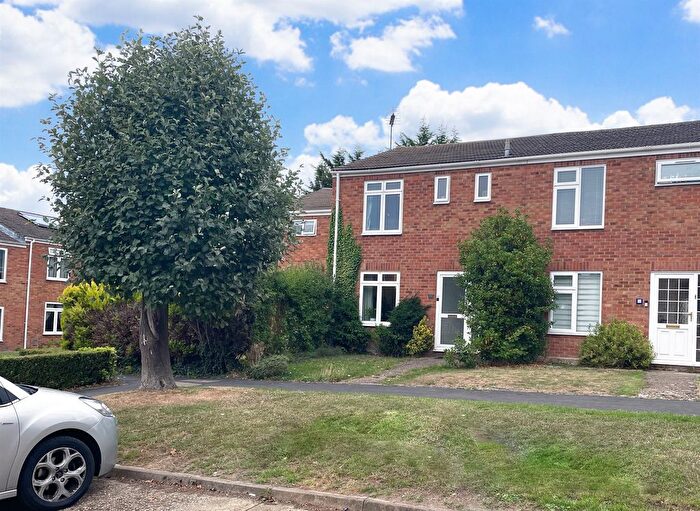 3 Bedroom Terraced House For Sale In Elm Tree Walk, Tring, HP23