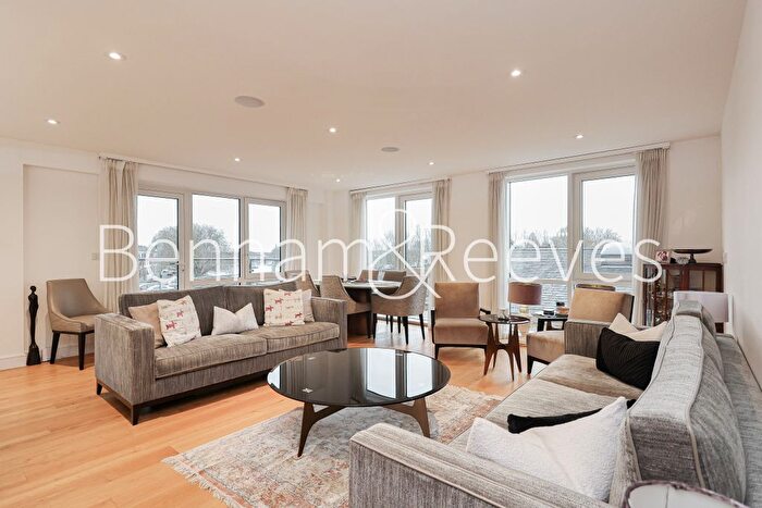 3 Bedroom Flat To Rent In Kew Bridge Road, Brentford, TW8