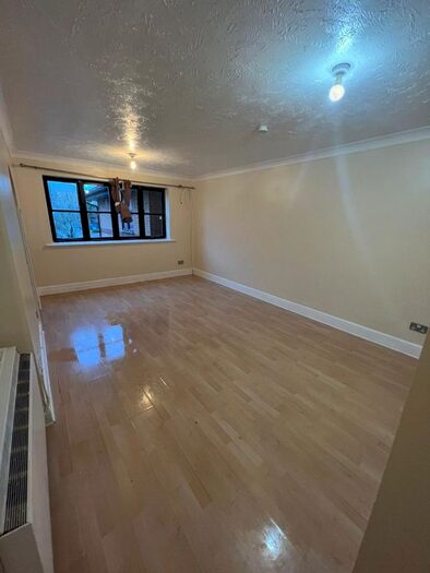 2 Bedroom Flat To Rent In Frobisher Road, Erith, DA8